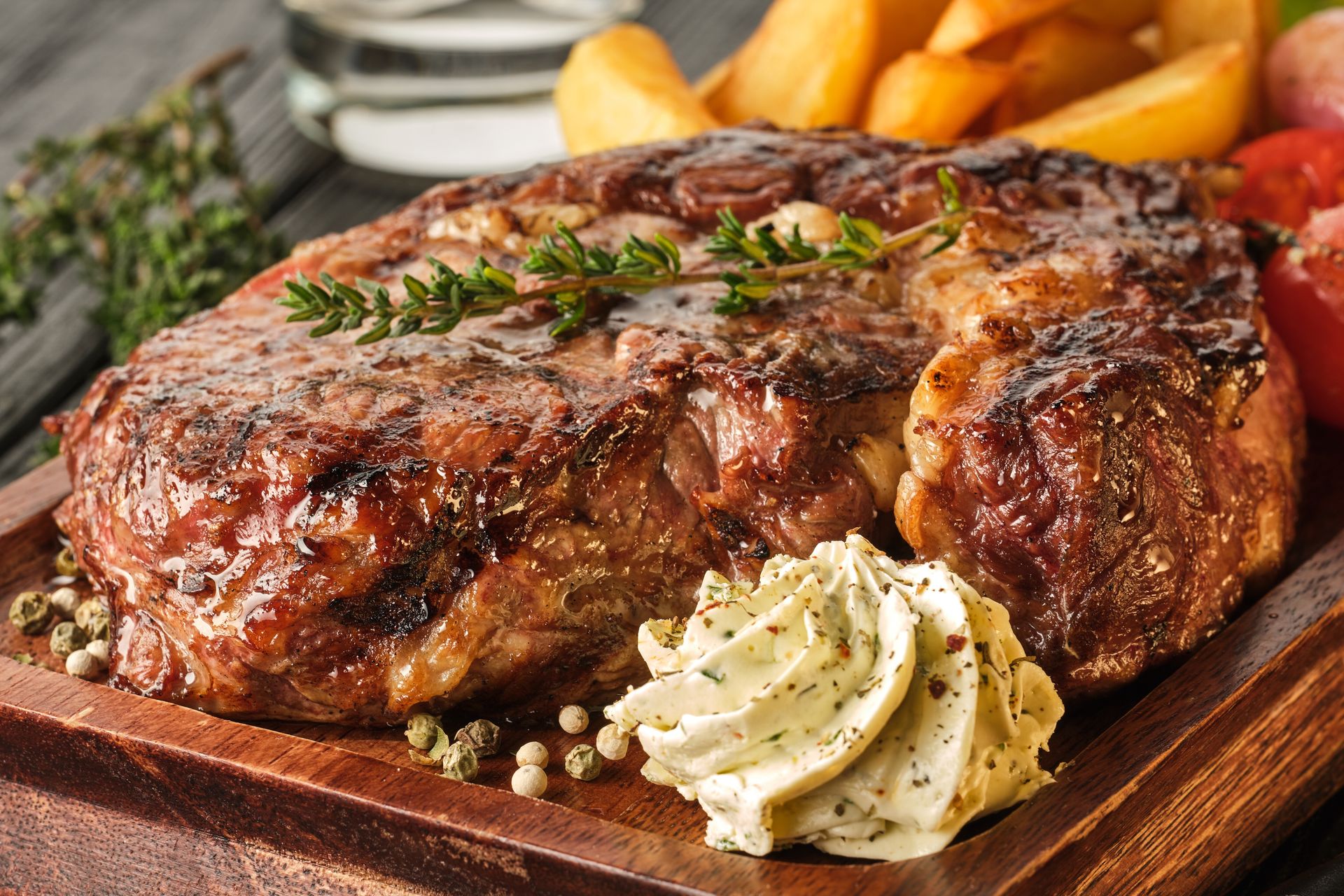 Nie sól wtedy mięsa. Inaczej po smażeniu będzie twarde jak podeszwa