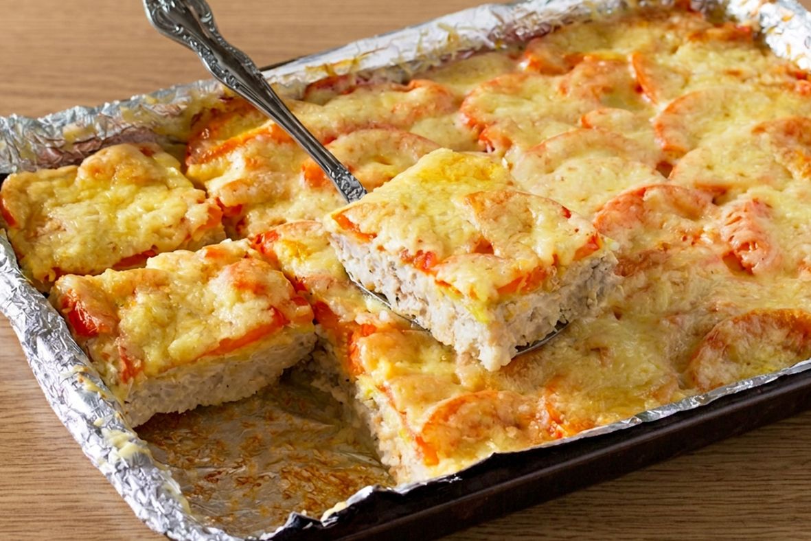 Mam pół kilo mielonej łopatki i przerośniętą cukinię. Układam warstwami i zapiekam pod serem