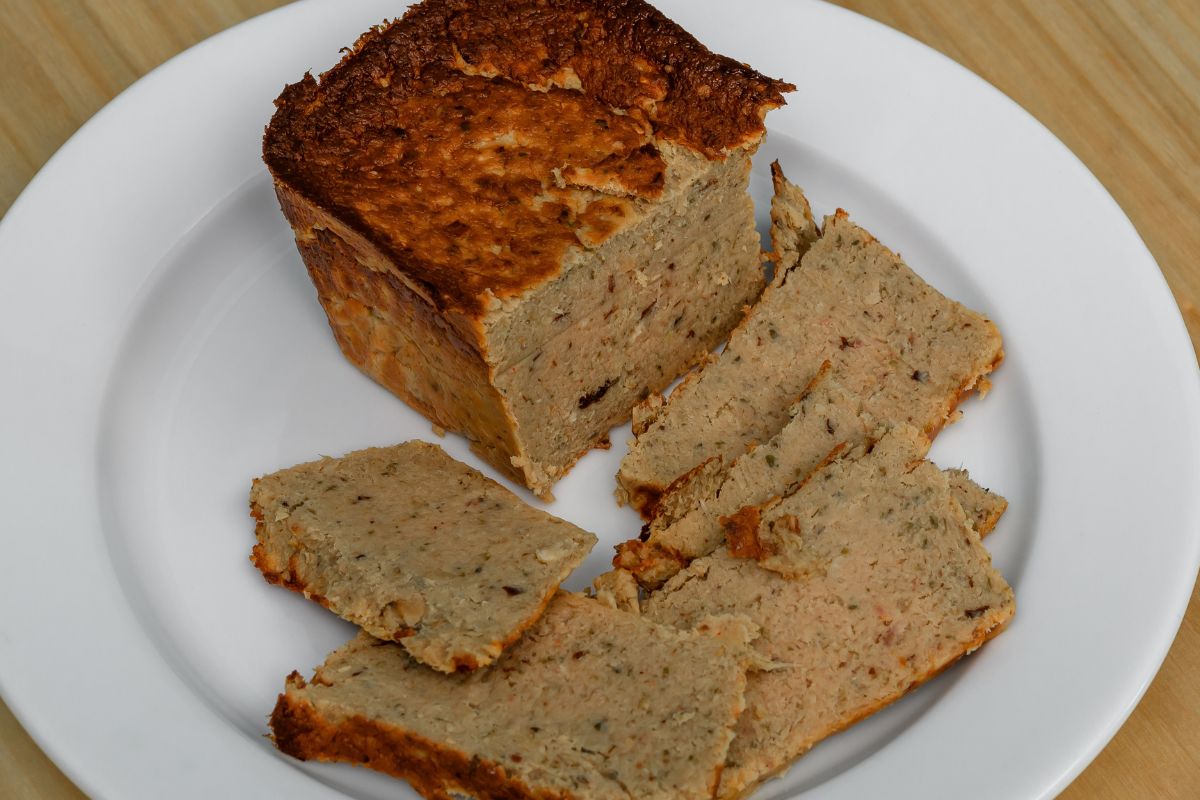 Koniec z suchym i przywierającym do foremki pasztetem. Ten banalny sposób doda mu też smaku