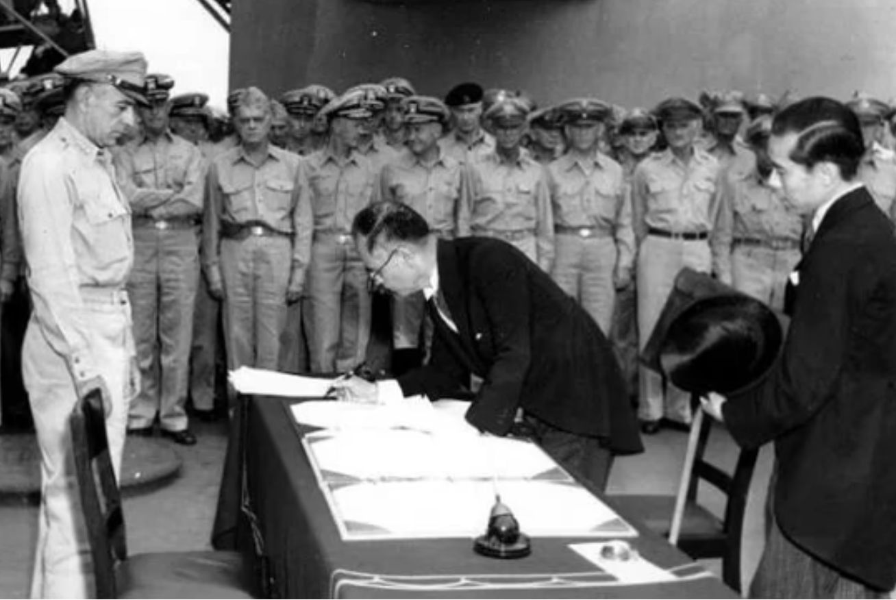 Akt kapitulacji Japonii i koniec wojny na Pacyfiku. Podpisy złożyli MacArthur i Shigemitsu