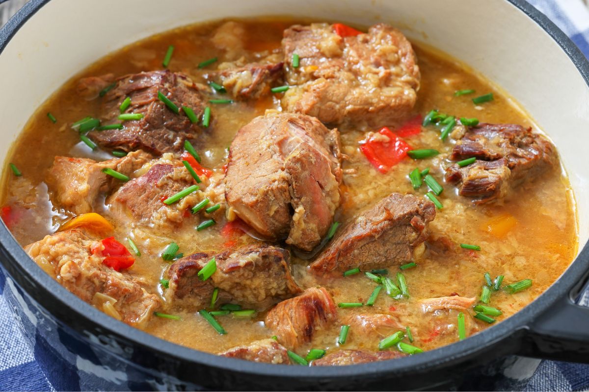 Zanim mięso trafi do gulaszu, marynuję je w zapomnianej przyprawie naszych babć. Nie ma problemów z ciężkością po posiłku