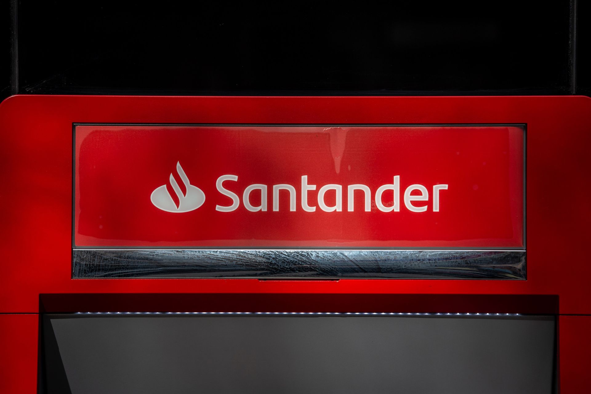Santander Bank Polska wyjaśnia. Co z bankowością i aplikacją?