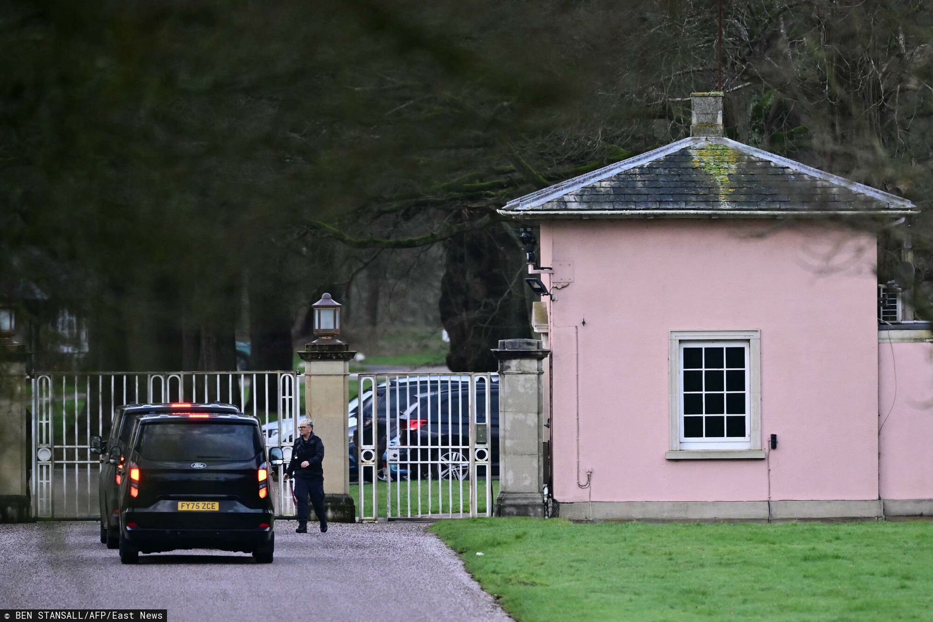 Nieoznakowane auta w Royal Lodge. To nie koniec sprawy Andrzeja