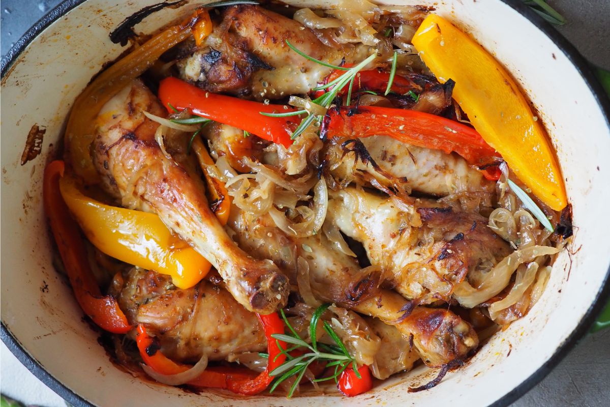 Kurczak pieczony z papryką. Jakub Kuroń podpowiada trik na karmelizowaną cebulę