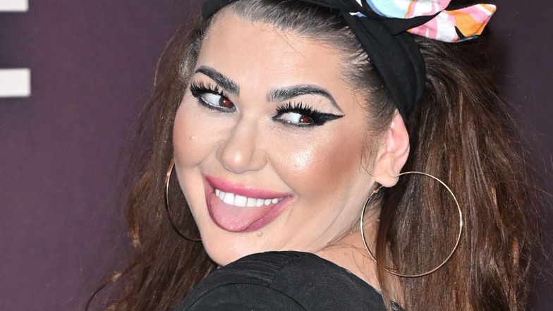 Iwona Węgrowska wdzięczy się do selfie, eksponując biust w neonowym bikini