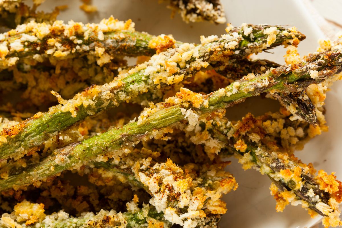 Szparagi w złocistej panierce. Śpiesz się ze zrobieniem, zanim sezon się skoczy