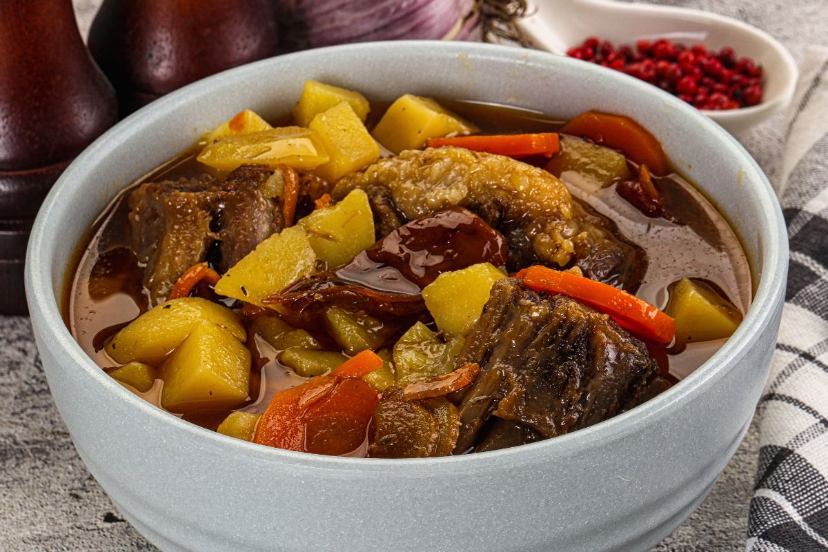 Wielu Polaków krzywi się na widok tego mięsa. Do gulaszu sprawdzi się lepiej niż łopatka