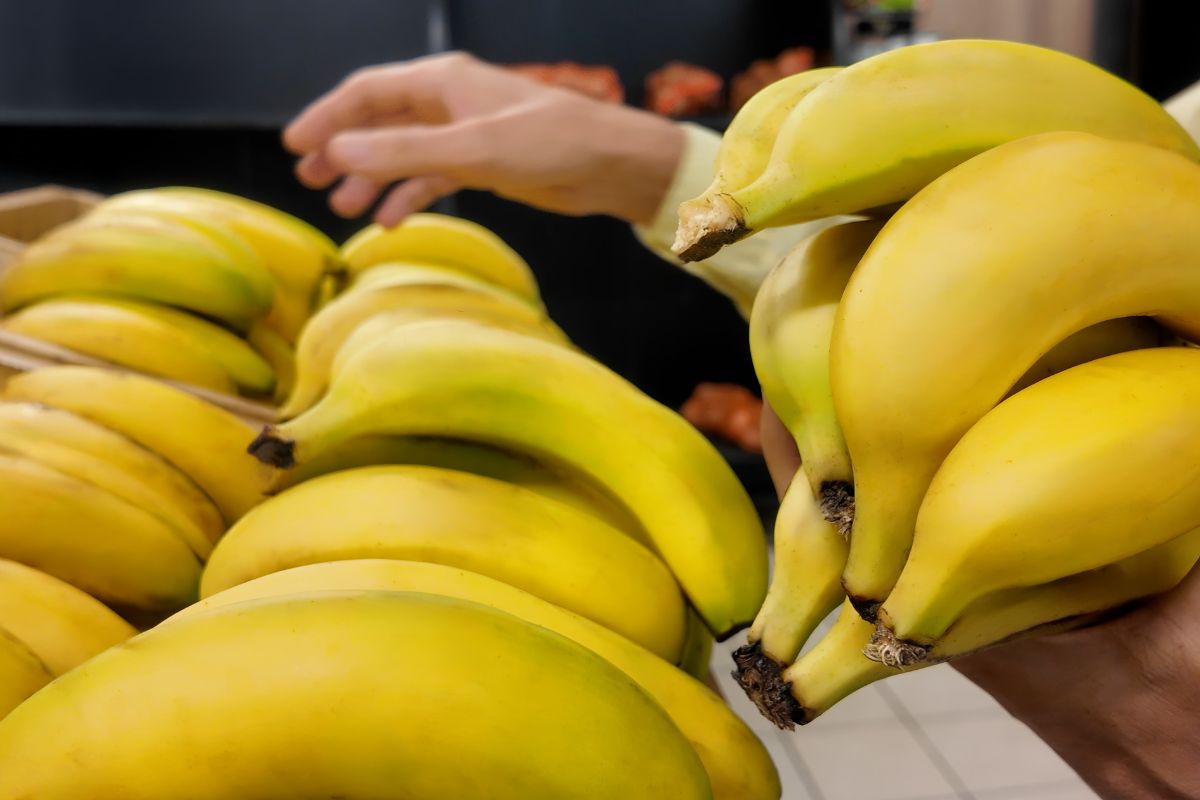 Kieruj się długością ogonka. Jak wybrać najlepsze banany w sklepie?