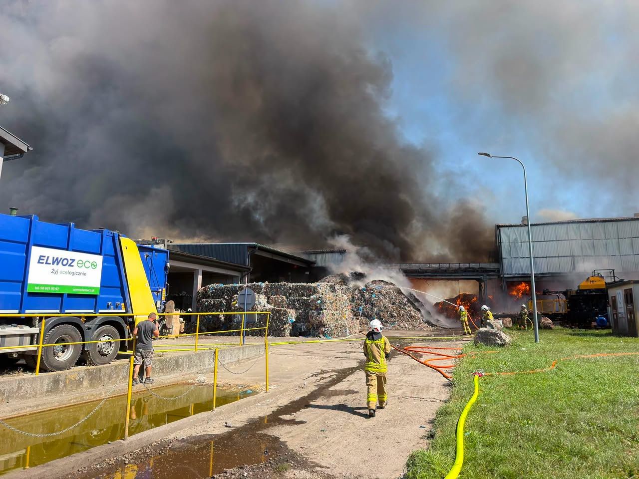 Pożar w Chlewnicy. Na miejscu blisko 100 strażaków