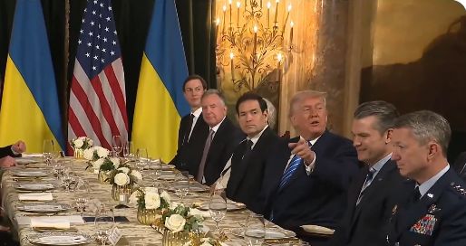 Trump "wygonił" dziennikarzy. Kuriozalna sytuacja przy stole