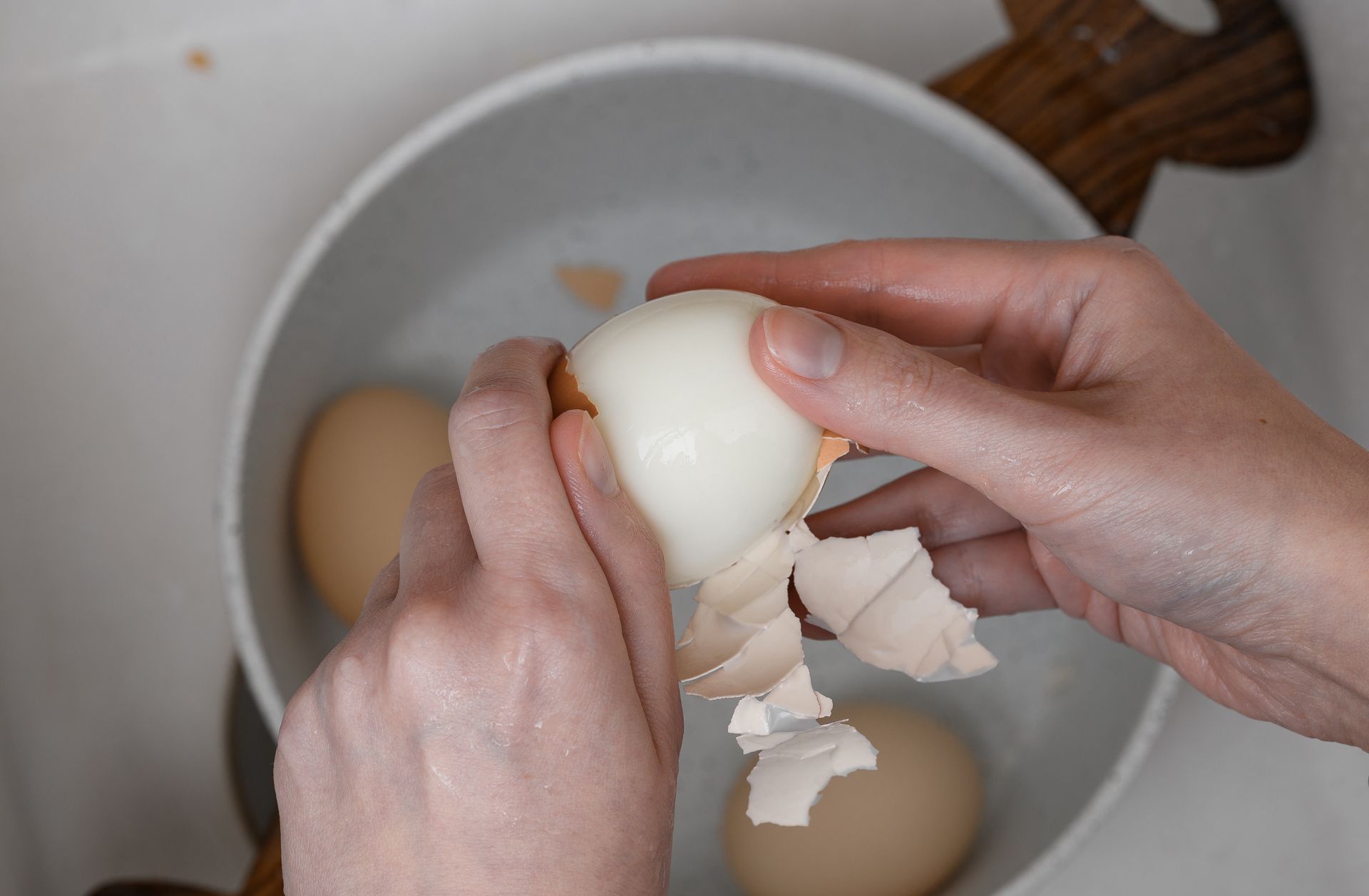 Jak gotować jajka, by się dobrze obierały? Poznaj sprawdzone sposoby