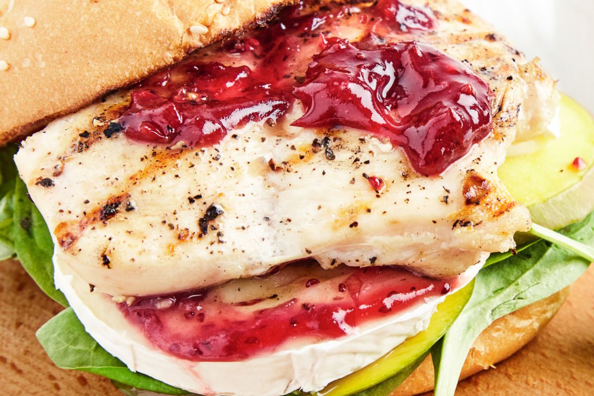 Niektórzy chrupią suszoną, inni dodają do deserów. Ja robię z niej konfiturę do burgerów
