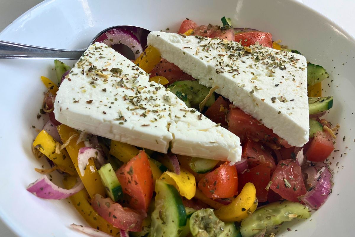 Znajomy przywiózł z Korfu mieszankę przypraw. Jak Grecy doprawiają słynną sałatkę?