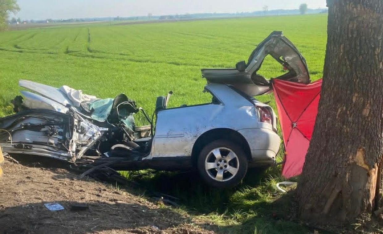 Tragiczny wypadek w Przasnyszu. Auto zjechało z drogi, nie żyją dwie osoby