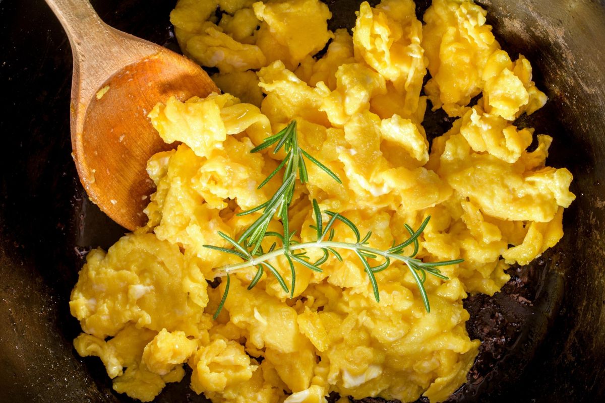 Wlewam na patelnię, zanim wbiję jajka. To sposób na puszystą jajecznicę, która wychodzi za każdym razem