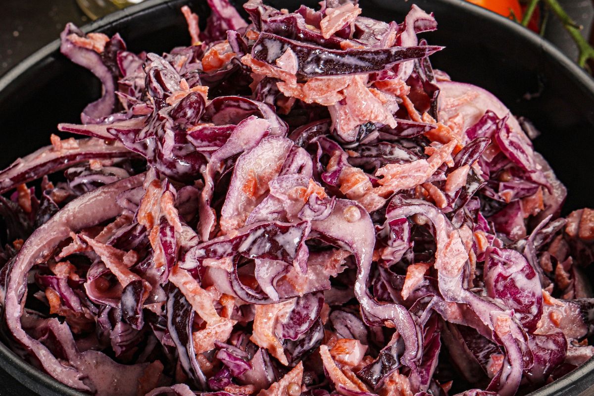 Ścieram na tarce i dodaję do kapusty. choćby colesław wypada przy niej blado