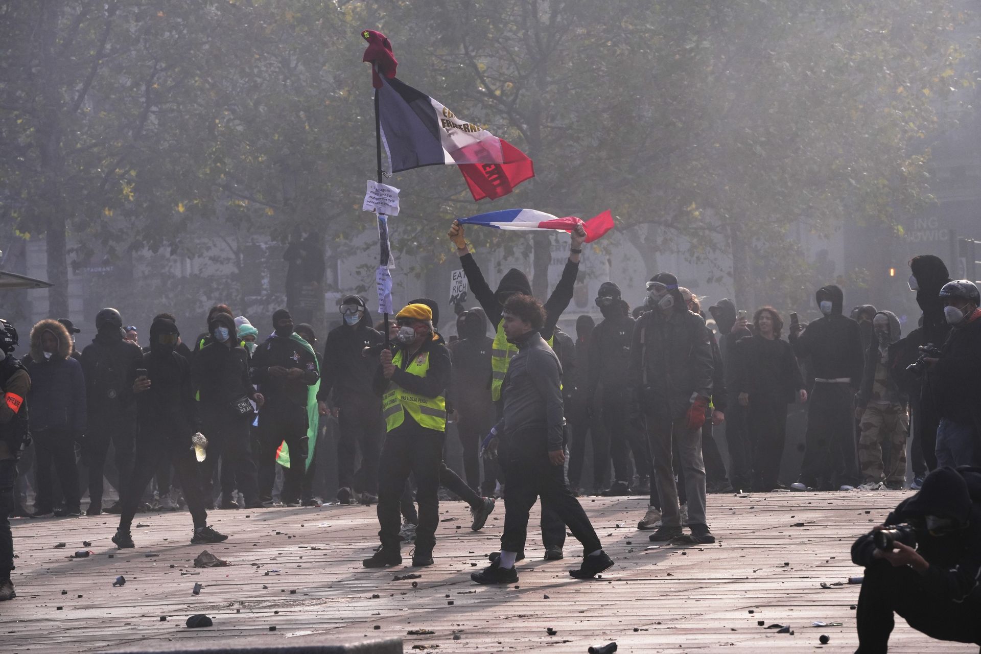 Francja pogrążona w protestach. Demonstranci wtargnęli do merostwa