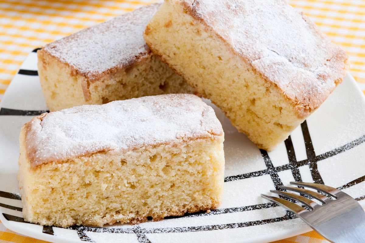 Proste ciasto śmietankowe. Mieszasz składniki, a resztę robi za ciebie piekarnik