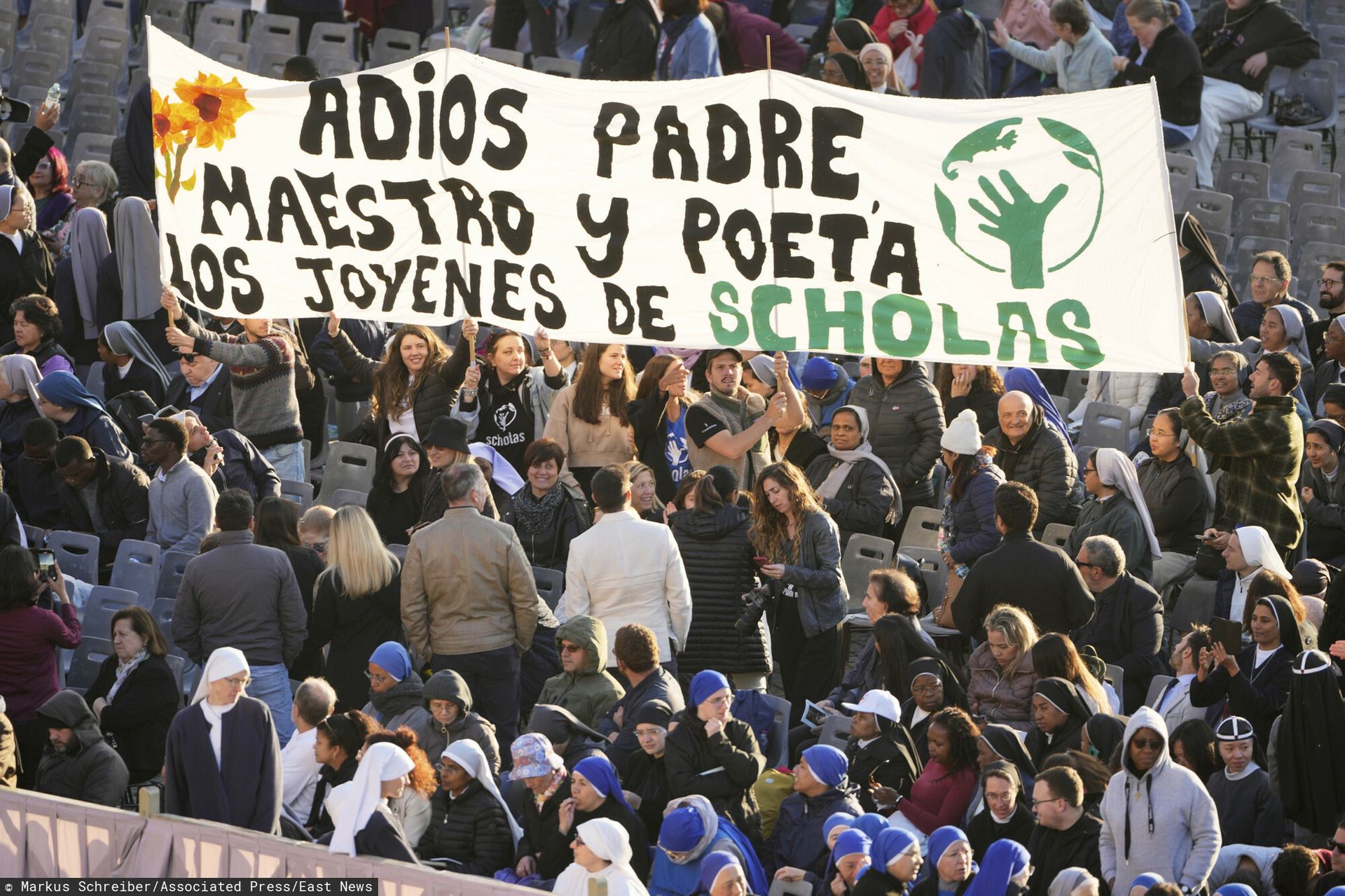 Pożegnali papieża w specjalny sposób. Mieli szczególny powód