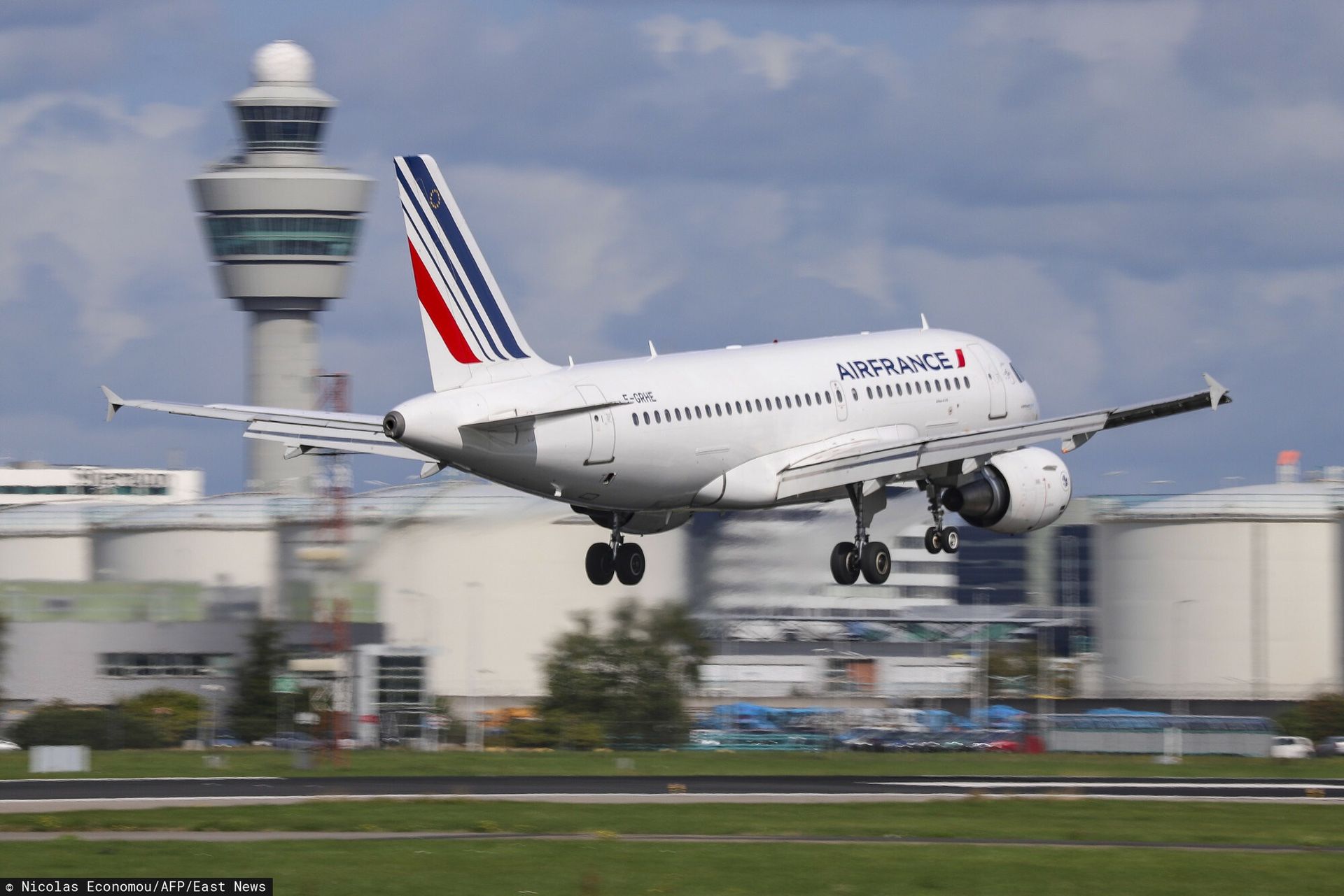 Niemowlę zmarło na pokładzie samolotu. Leciało na leczenie