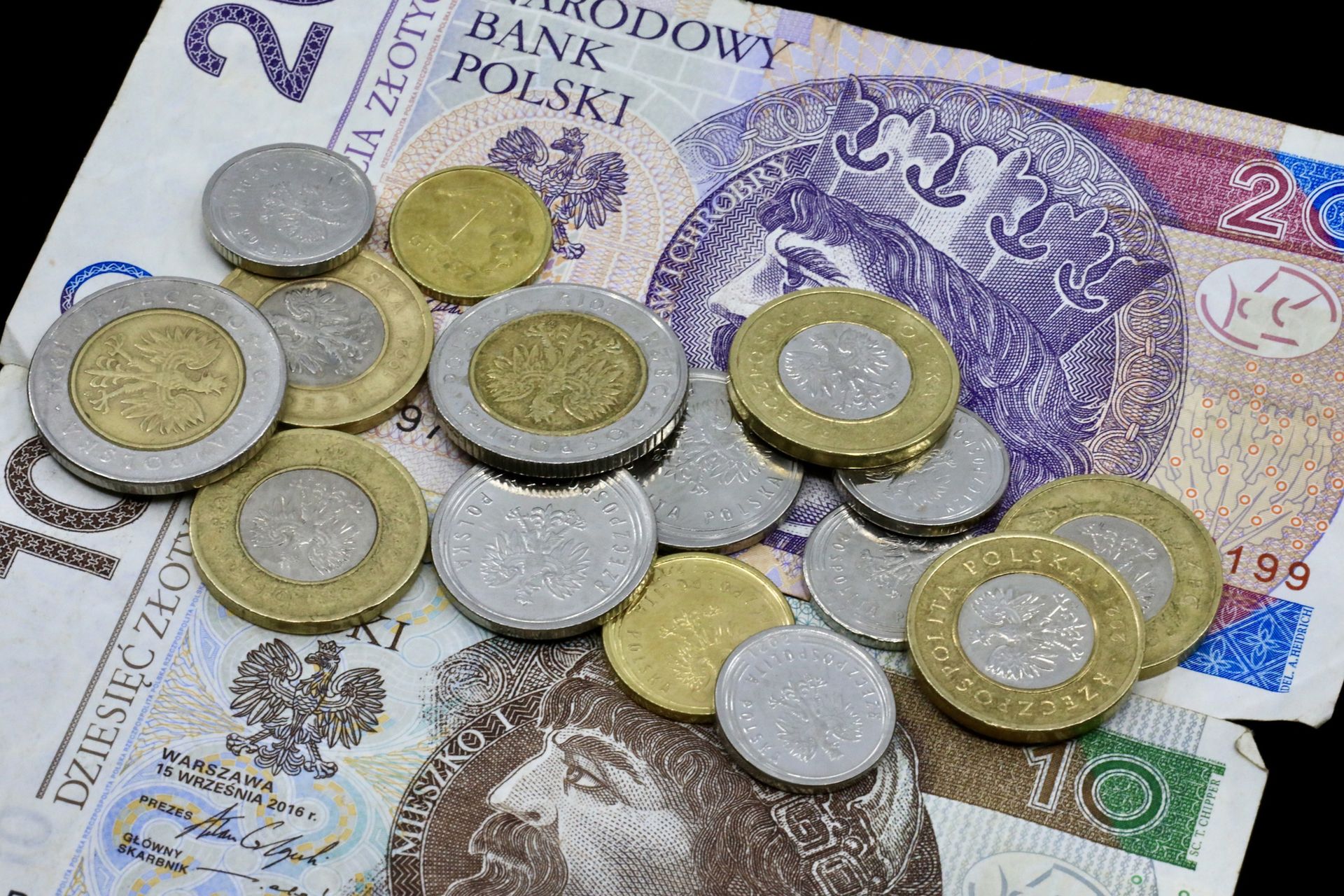 Prawie 2 tys. zasiłku dla seniorów. Oto komu przysługuje