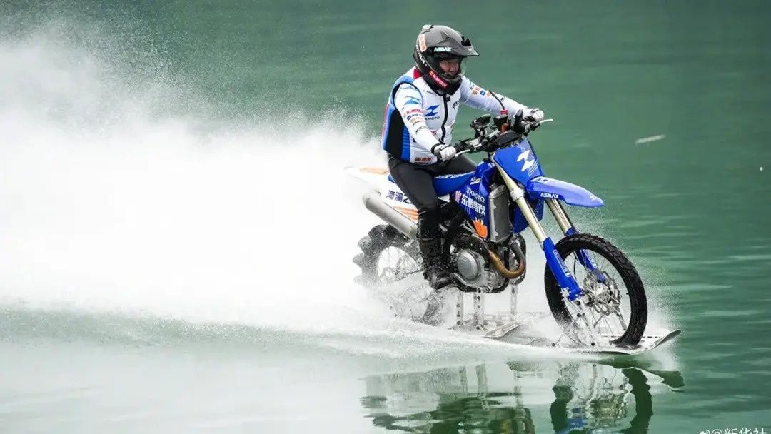 Motocykl ZXMOTO pobił rekord Guinnessa. Ponad 40 km jazdy po wodzie