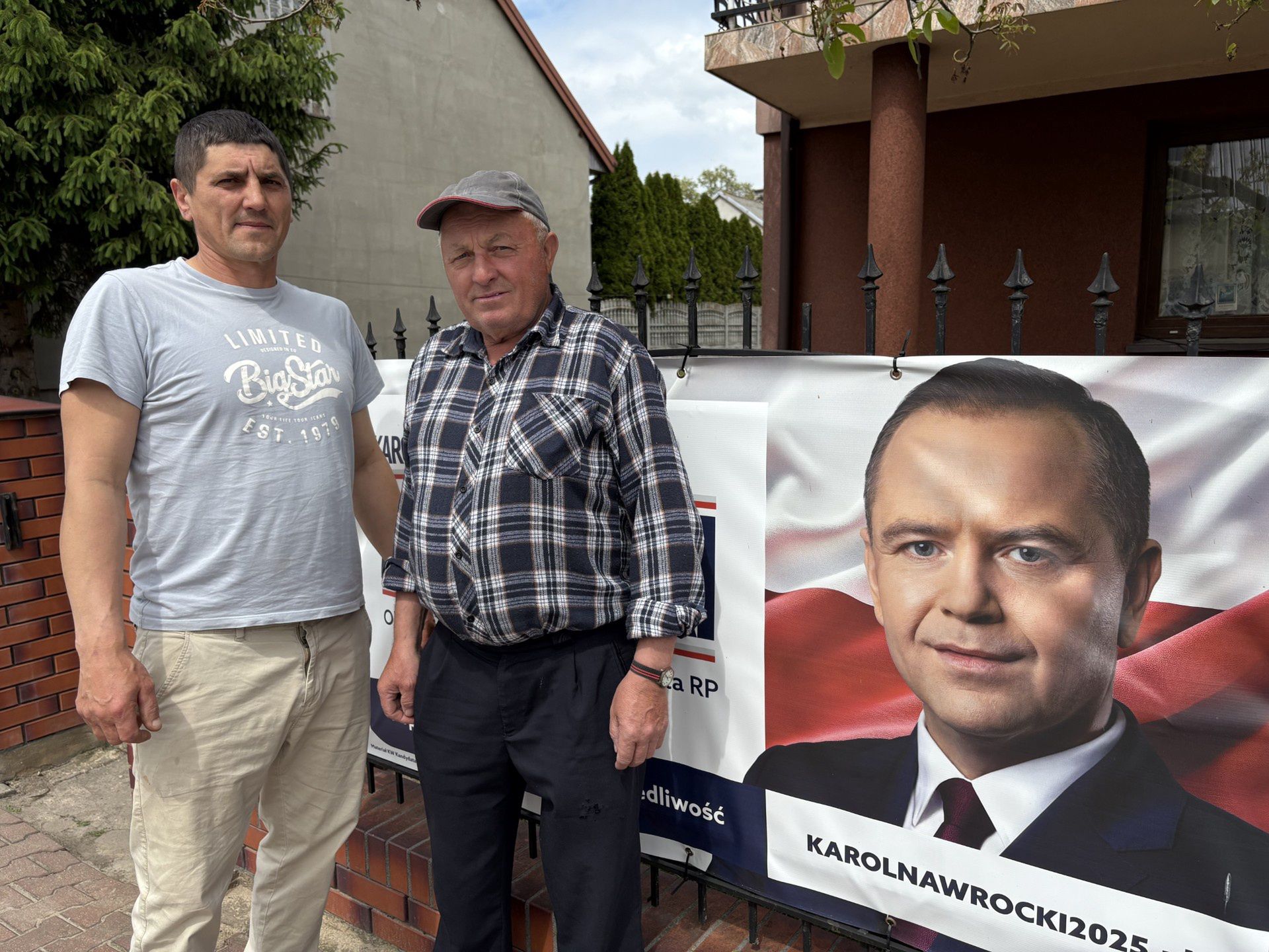 Snus, pięści i kibole. Tu wyborców Nawrockiego skandale nie ruszają