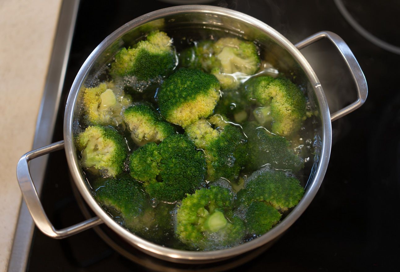 Dodaj do gotujących się brokułów. Będą jędrne i soczyście zielone