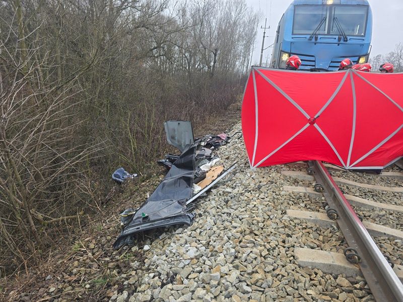 Wjechali tuż pod pociąg. Rogatki na przejściu nie były zamknięte