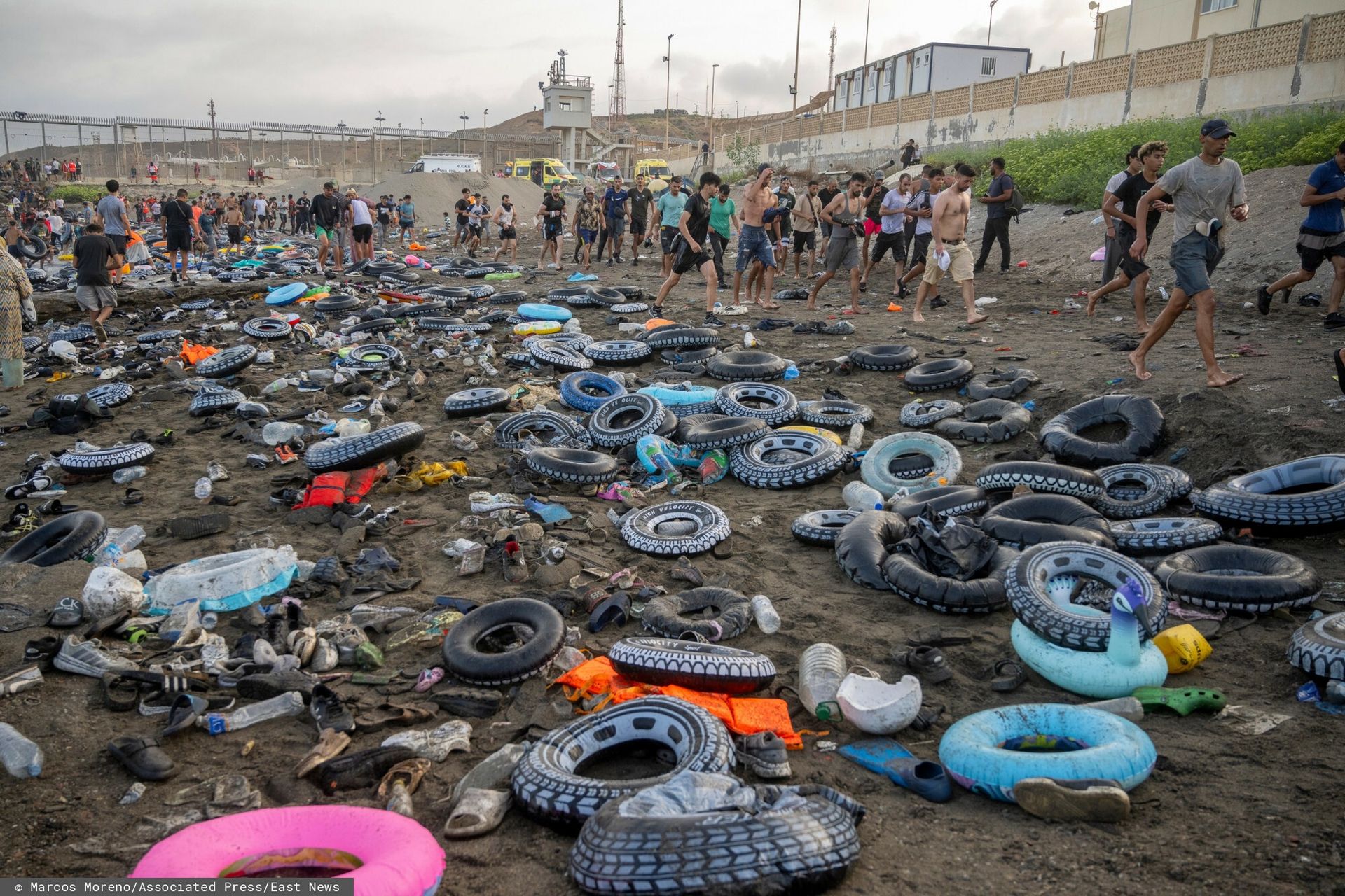 Morze dmuchanych kół na plaży w Ceucie. Wymowny symbol kryzysu