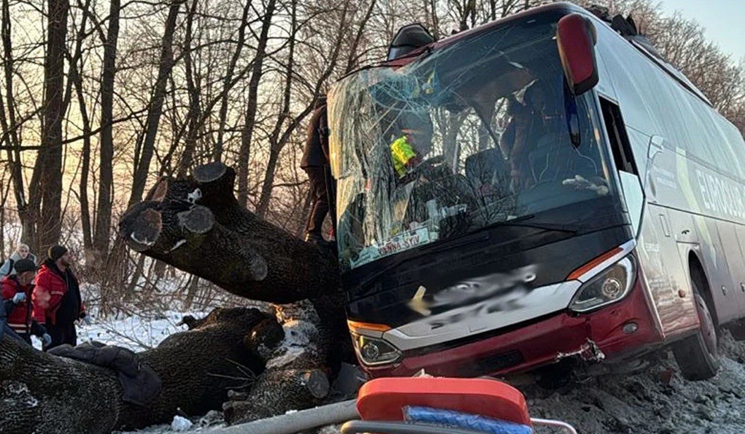 Poważny wypadek autokaru, który jechał z Kijowa. Uderzył w słup