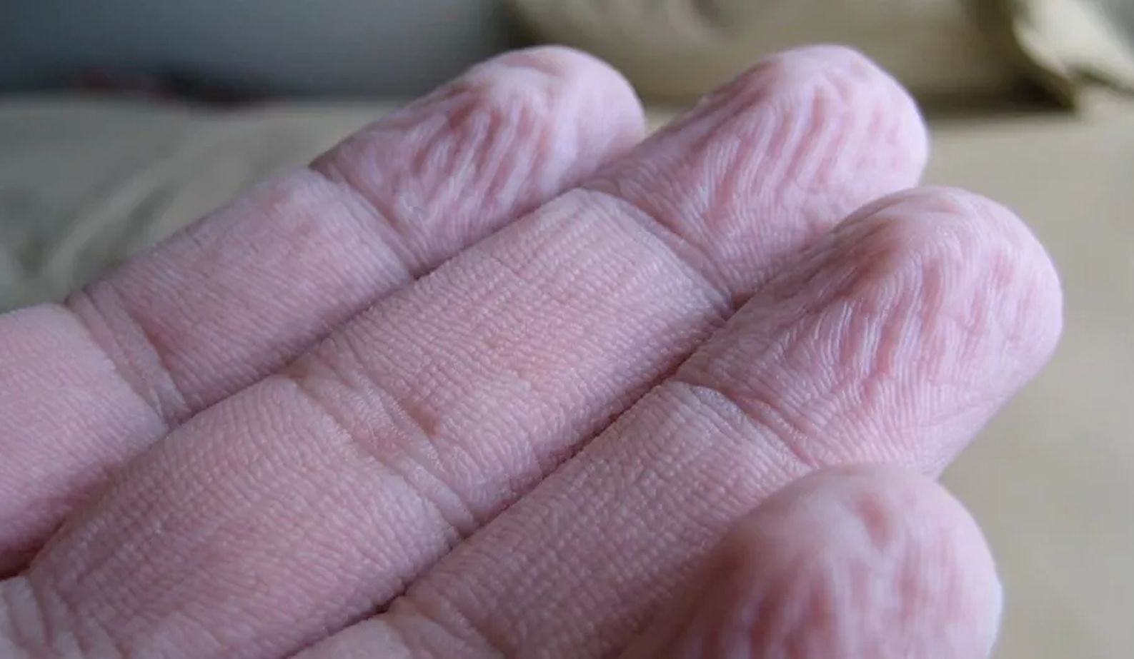 Zmarszczone palce po kąpieli. Mówią o Tobie więcej niż myślisz