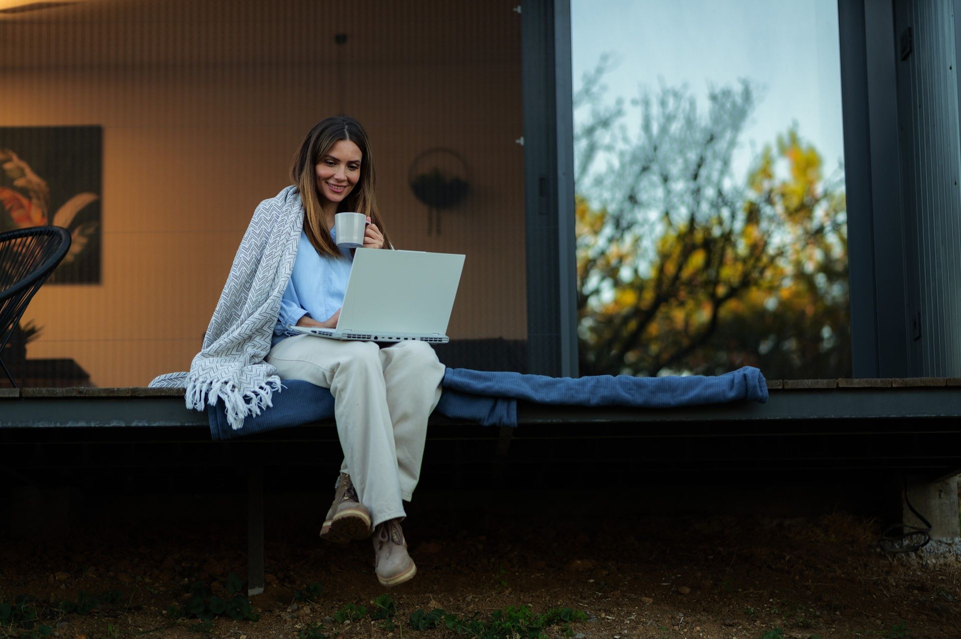 Jesienne wieczory sprzyjają produktywności. TOP laptopy do pracy, nauki i rozrywki