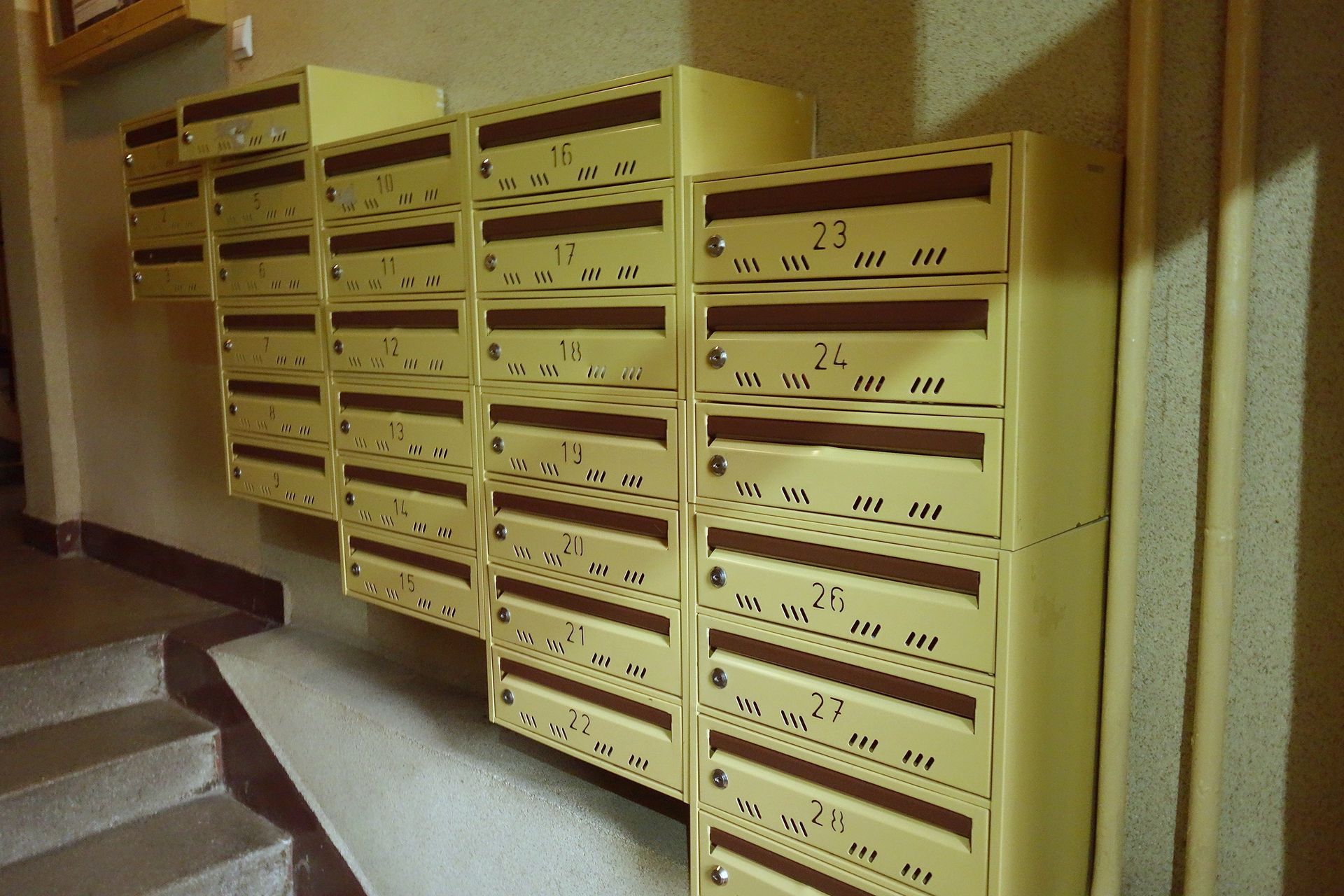 Zmumifikowane ciało w mieszkaniu. Skrzynka pękała w szwach