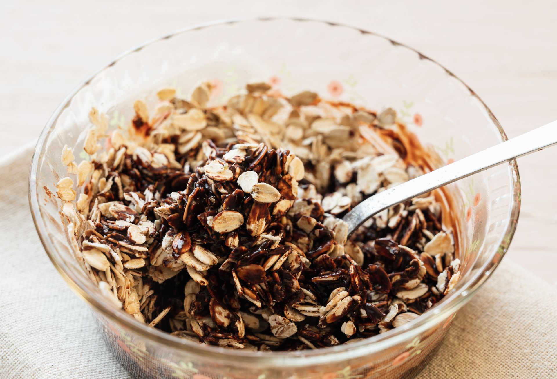 Mieszam i zapiekam. Taka owsianka smakuje lepiej niż popularny baton