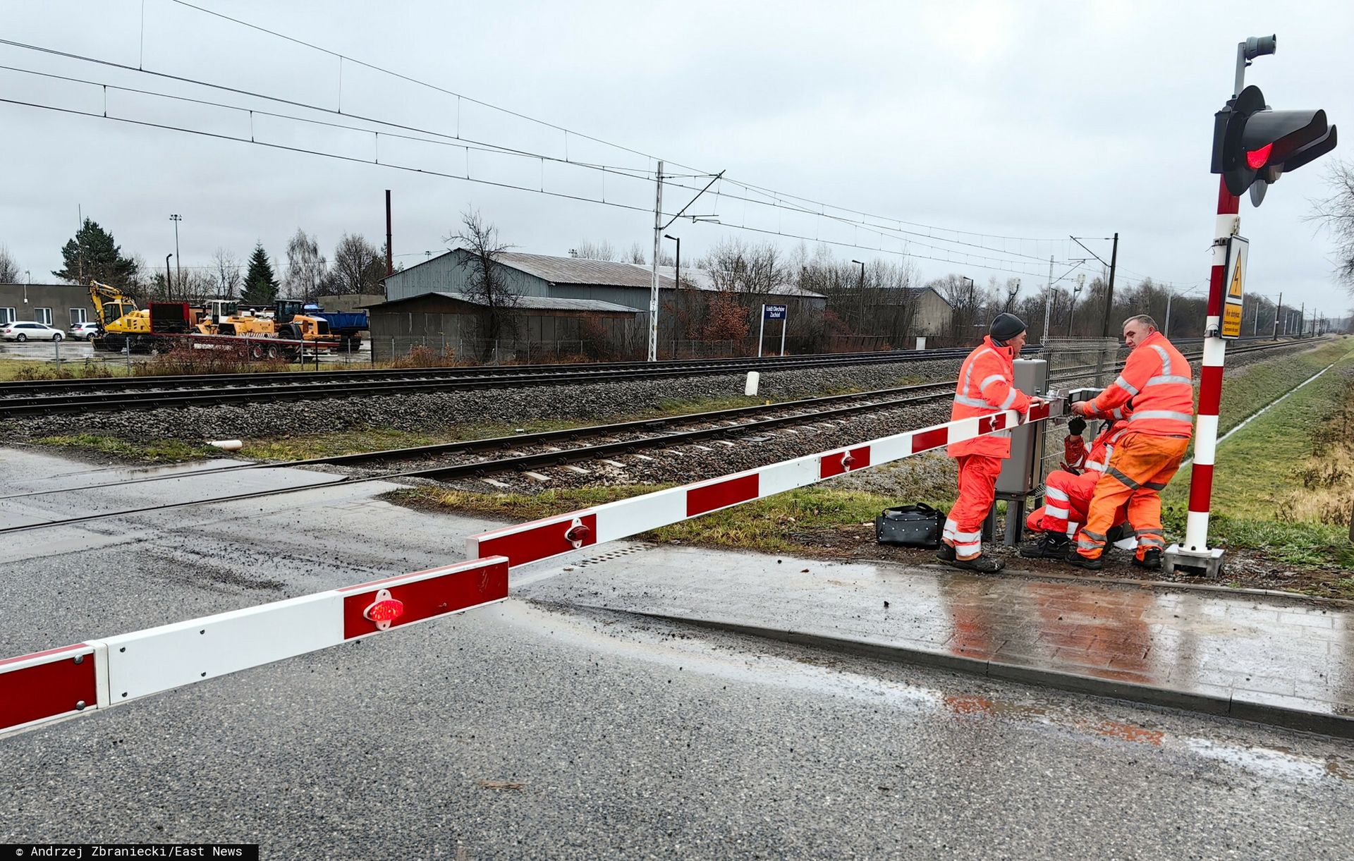 Incydent na kolei. Pociąg przejechał przy podniesionych rogatkach