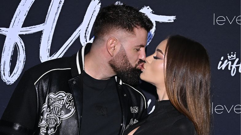 Wojtek Gola i młodsza o 16 lat Sofi CAŁUJĄ SIĘ na ściance. Urocza z nich para?