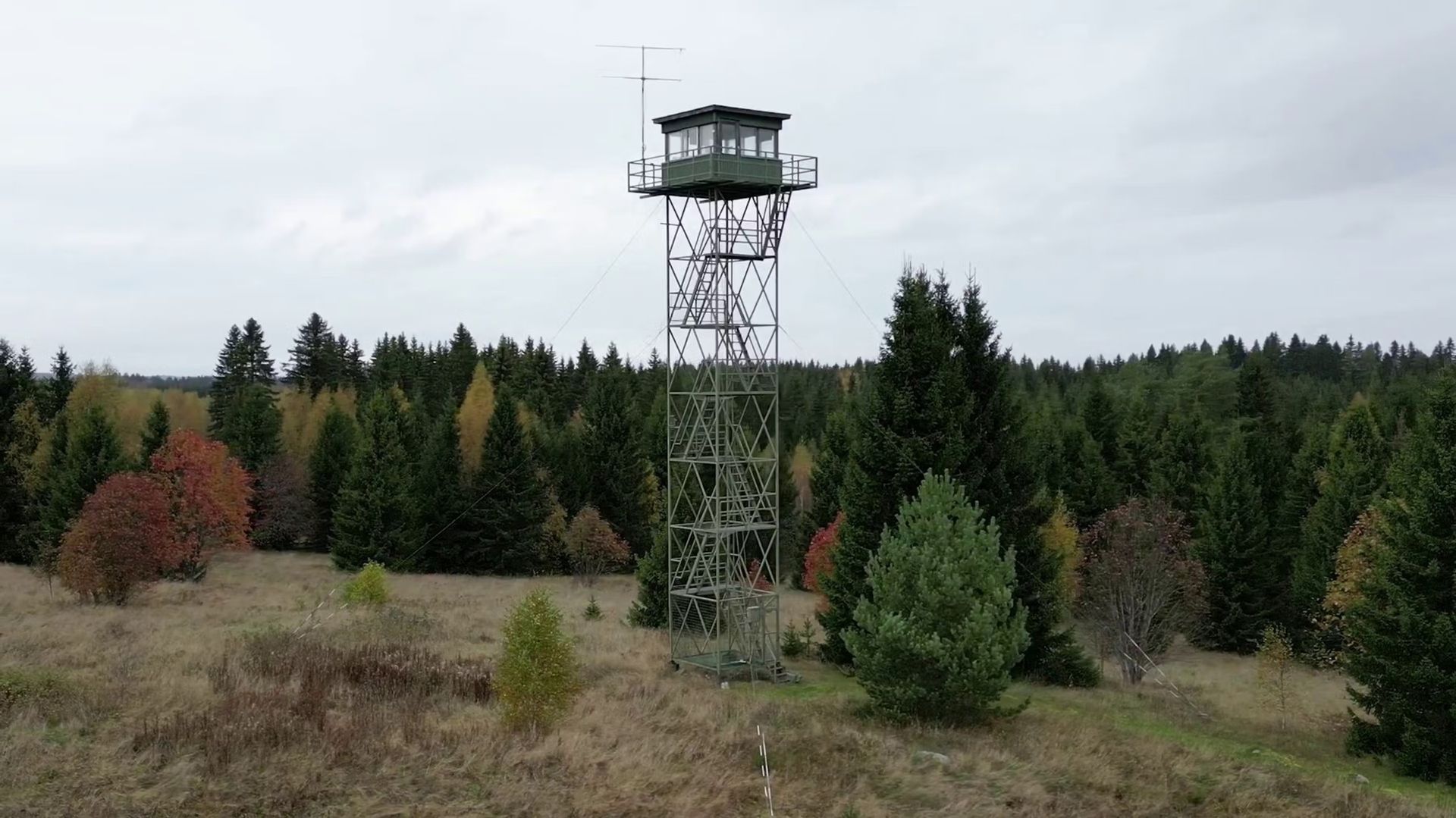 Kupił wieżę obserwacyjną za cenę złomu. Teraz zagląda z niej w stronę Rosji