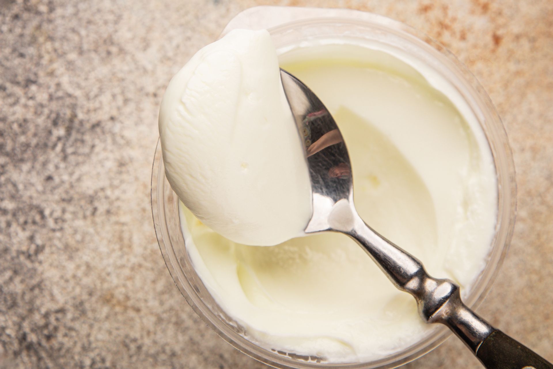 Zwykłe jogurty wypadają na jego tle blado. Napakowany białkiem, prawie nie zawiera tłuszczu