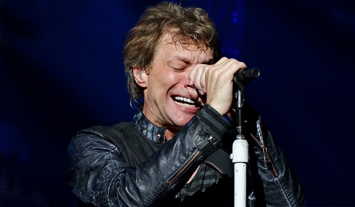 "Przepraszam, czuję ból". Legendarny wokalista nagle przerwał koncert