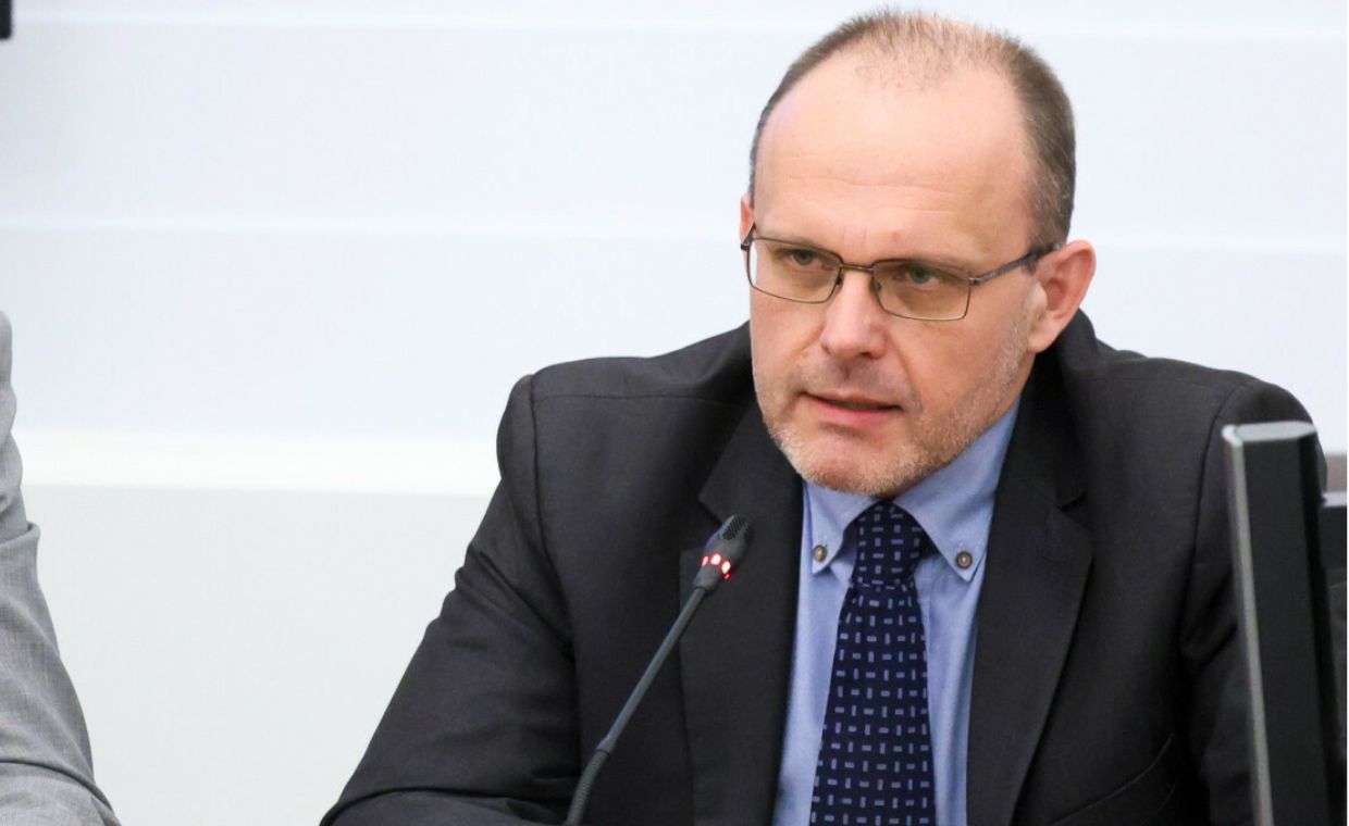 Ziarkiewicz zawieszony, ale przez cały czas pobiera pensję. Niemała kwota