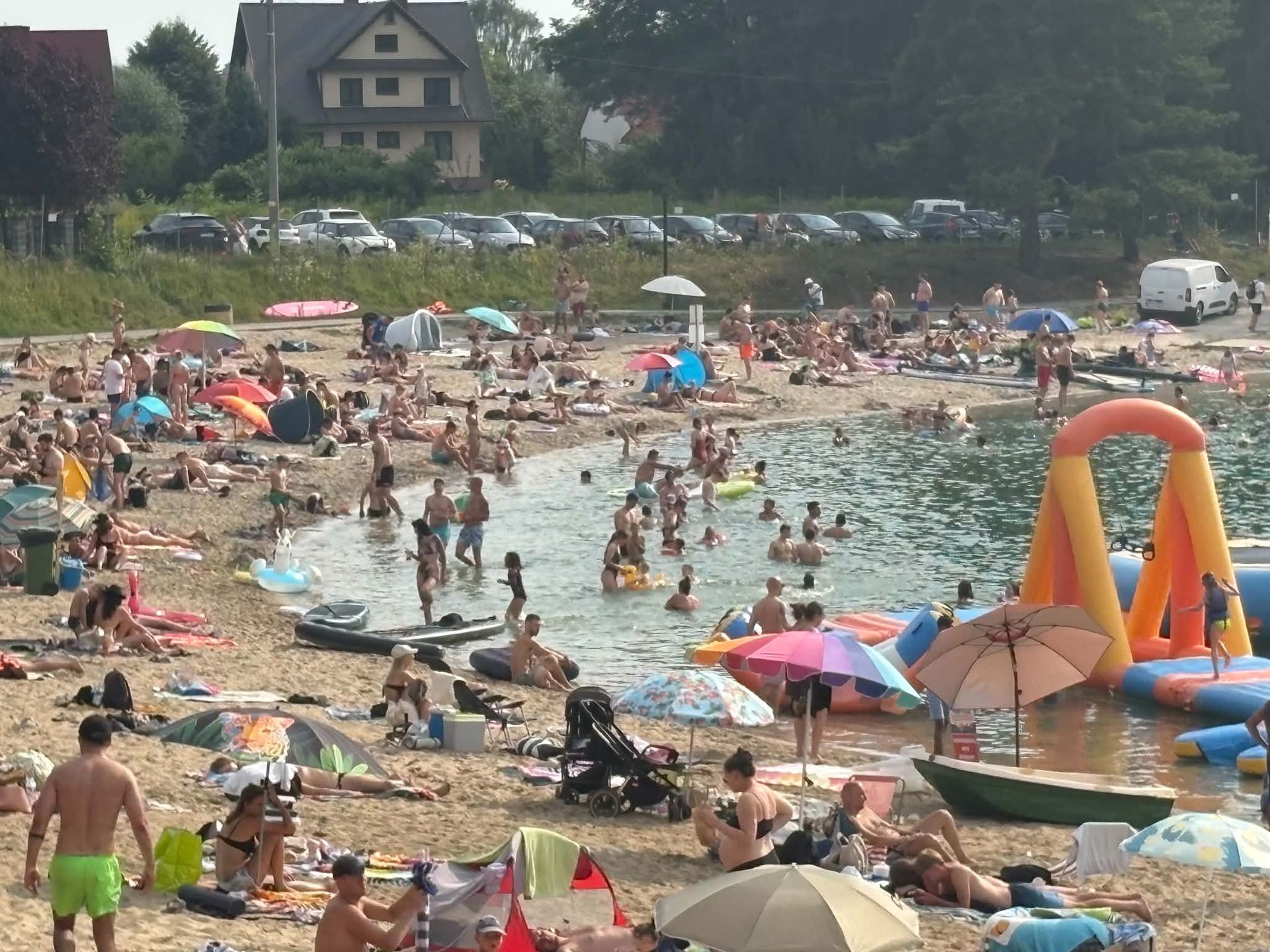 Tak parno, iż ludzie uciekali z miasta. Prawdziwe tłumy na kąpielisku