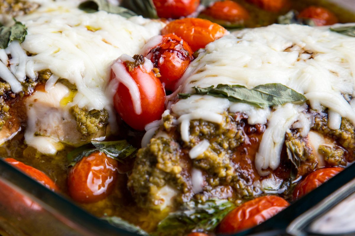 Soczysty filet zapiekany z kilkoma dodatkami. Mięso dosłownie rozpływa się w ustach i smakuje obłędnie