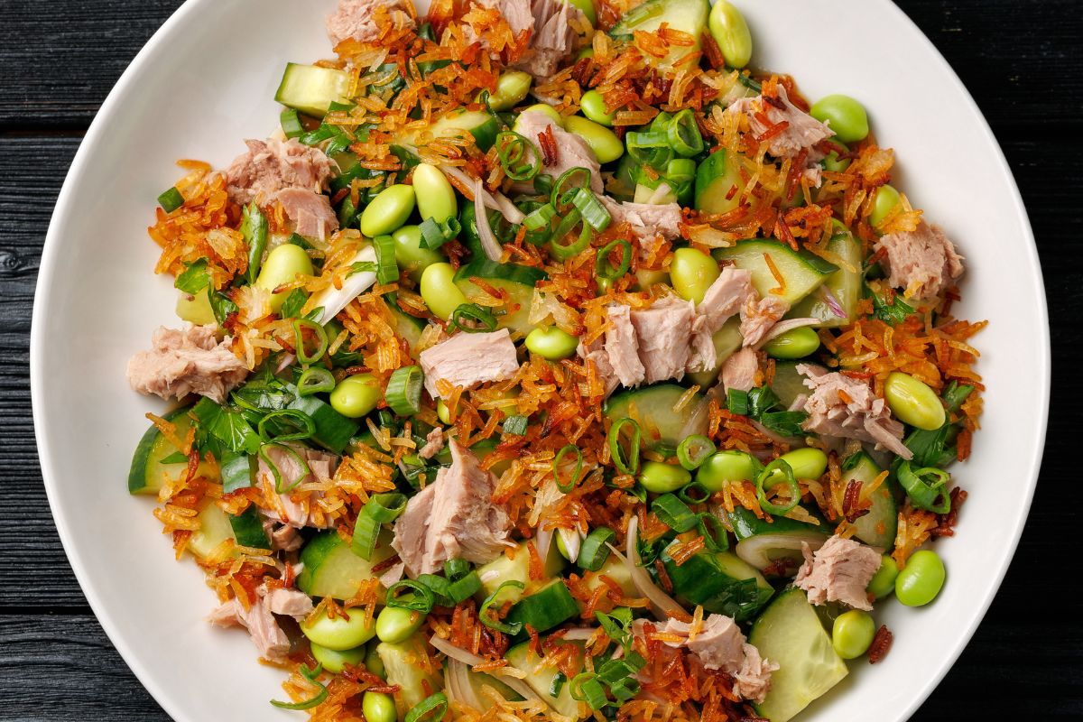 Internet zwariował na punkcie tej chrupiącej sałatki. Wyczarujesz ją z obiadowych resztek