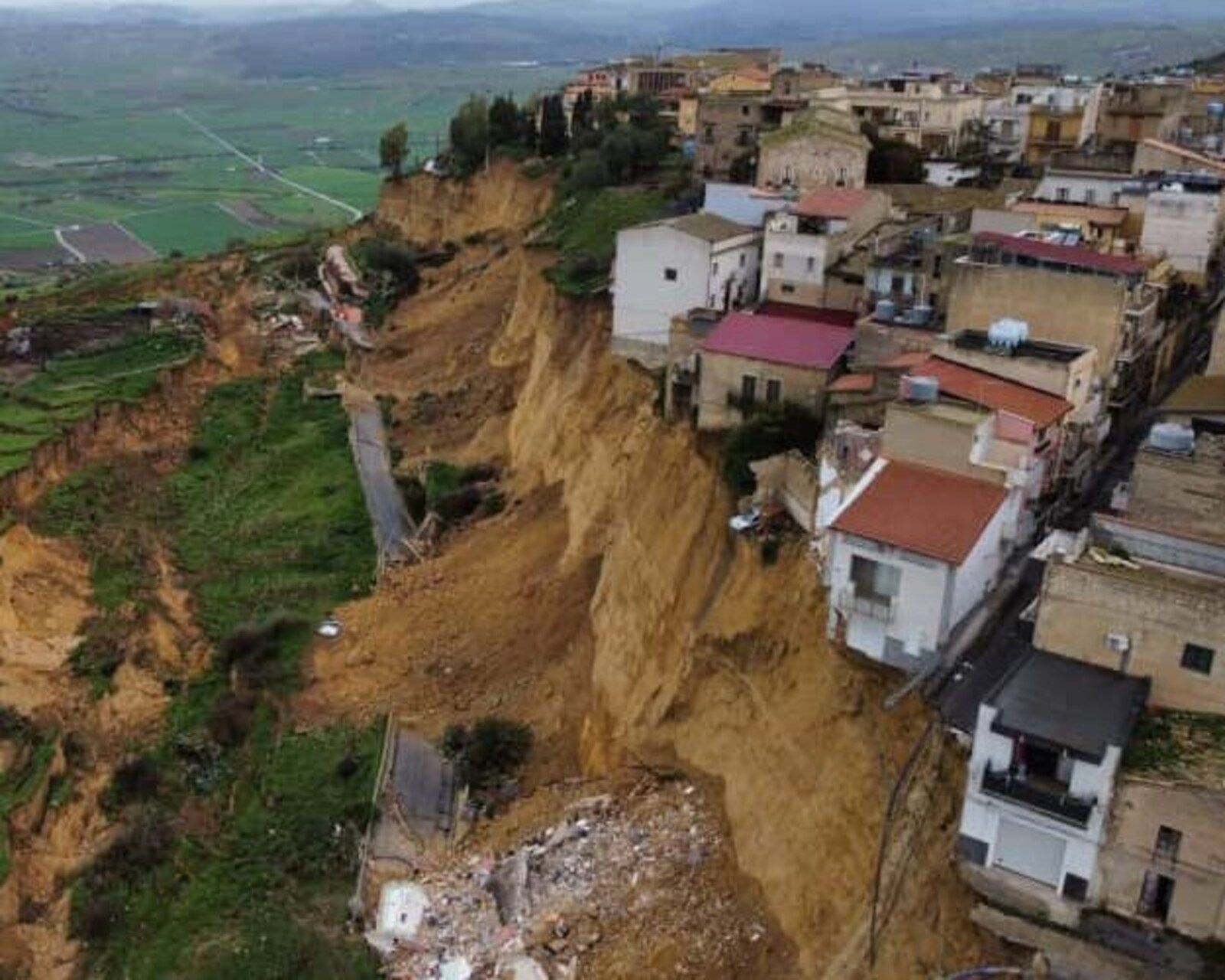 Domy na Sycylii zawalały się jeden po drugim. Nagranie