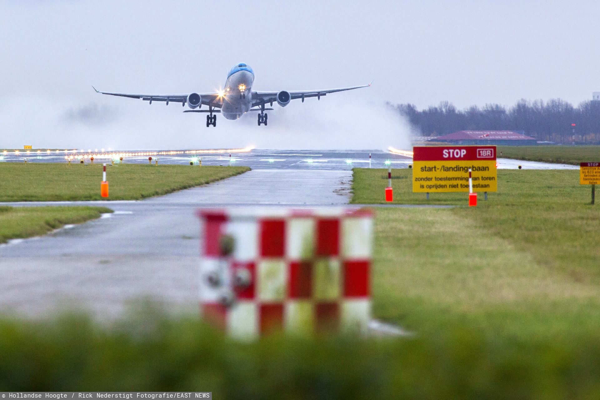 Dron nad holenderskim lotniskiem. Zamknięto pas startowy