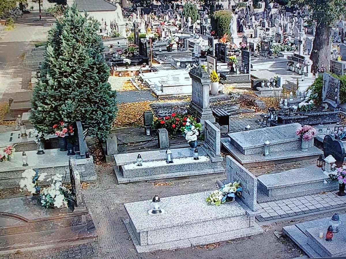 Wezwała policję na cmentarz. Usłyszeli dźwięk dzwonka zza nagrobka