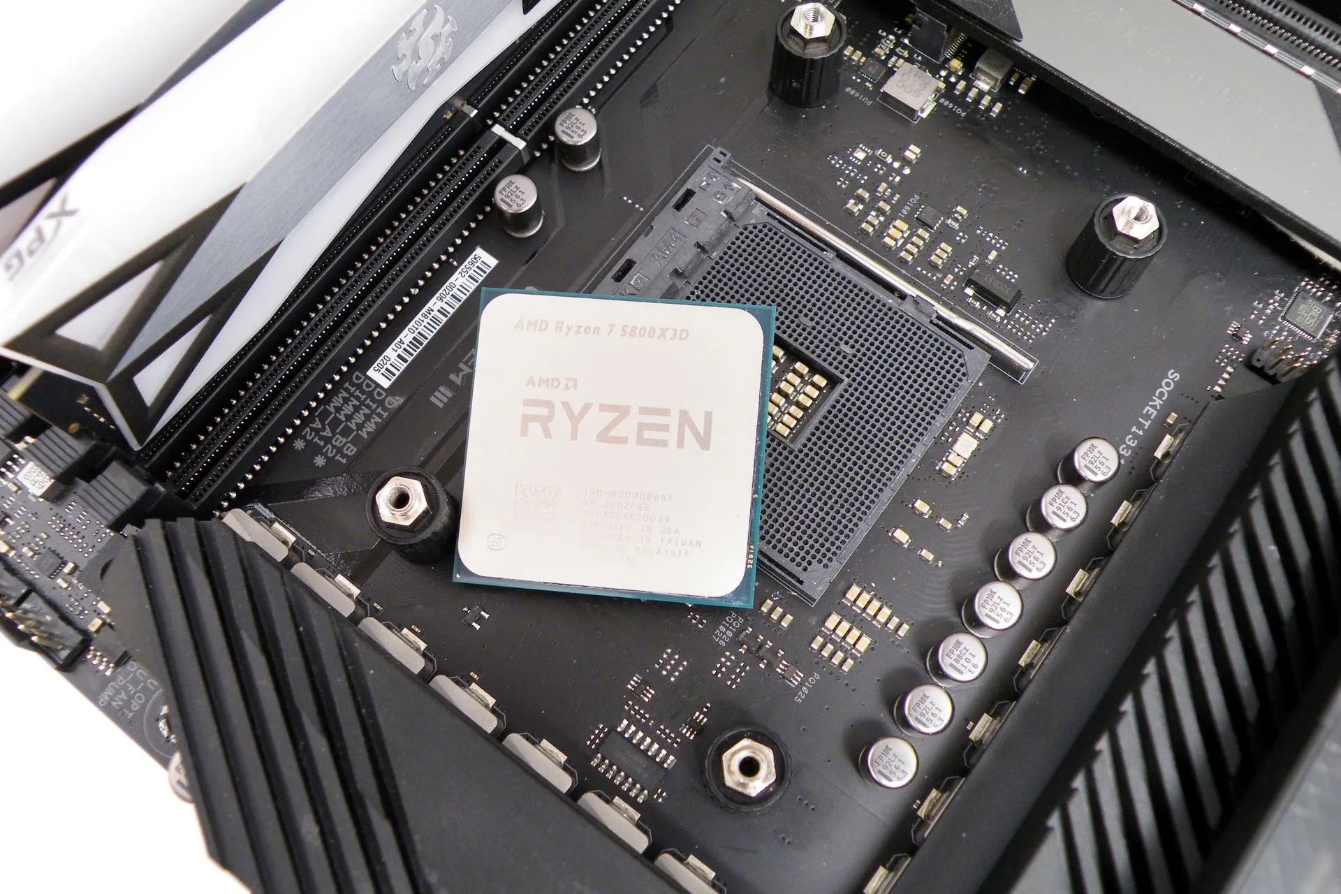 AMD Ryzen 7 5800X3D wraca do sklepów. W tej cenie nie wiem, po co [OPINIA]