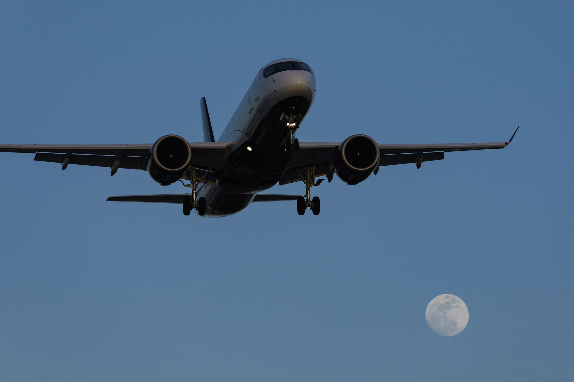 Ekologiczne i dalekosiężne podróże. LOT kupi nowe Airbusy A220
