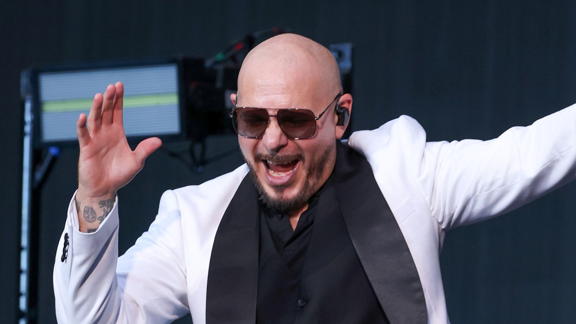 Pitbull bez okularów i z włosami? Tak, to możliwe. Nie uwierzycie, jak wyglądał na nagraniu sprzed 24 LAT